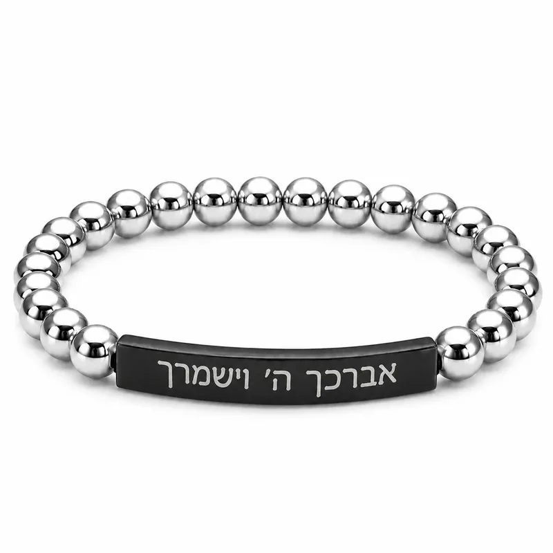 צמיד לגבר חרוזים יוקרתי בעיצוב מודרני עם חרוזי כסף מבריקים ופלטה מרכזית בצבע שחור