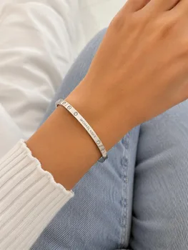 צמיד קשיח לנשים מבית Michael Kors בעיצוב יוקרתי ומינימליסטי בגוון כסף מבריק