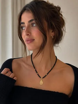 שרשרת חרוזים לאישה בעיצוב אלגנטי ויוקרתי המשלבת חרוזים שחורים מבריקים עם תליון מוזהב
