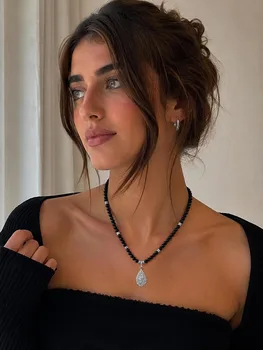 שרשרת חרוזים לאישה בעיצוב יוקרתי ומודרני המשלבת חרוזים שחורים מבריקים עם תליון כסוף