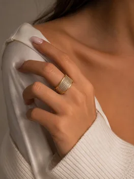 טבעת יוקרתית ורחבה בעיצוב מודרני, משובצת במאות אבני זירקון